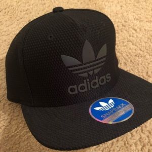 NWOT Black and Grey Adidas Treefoil SnapBack Hat